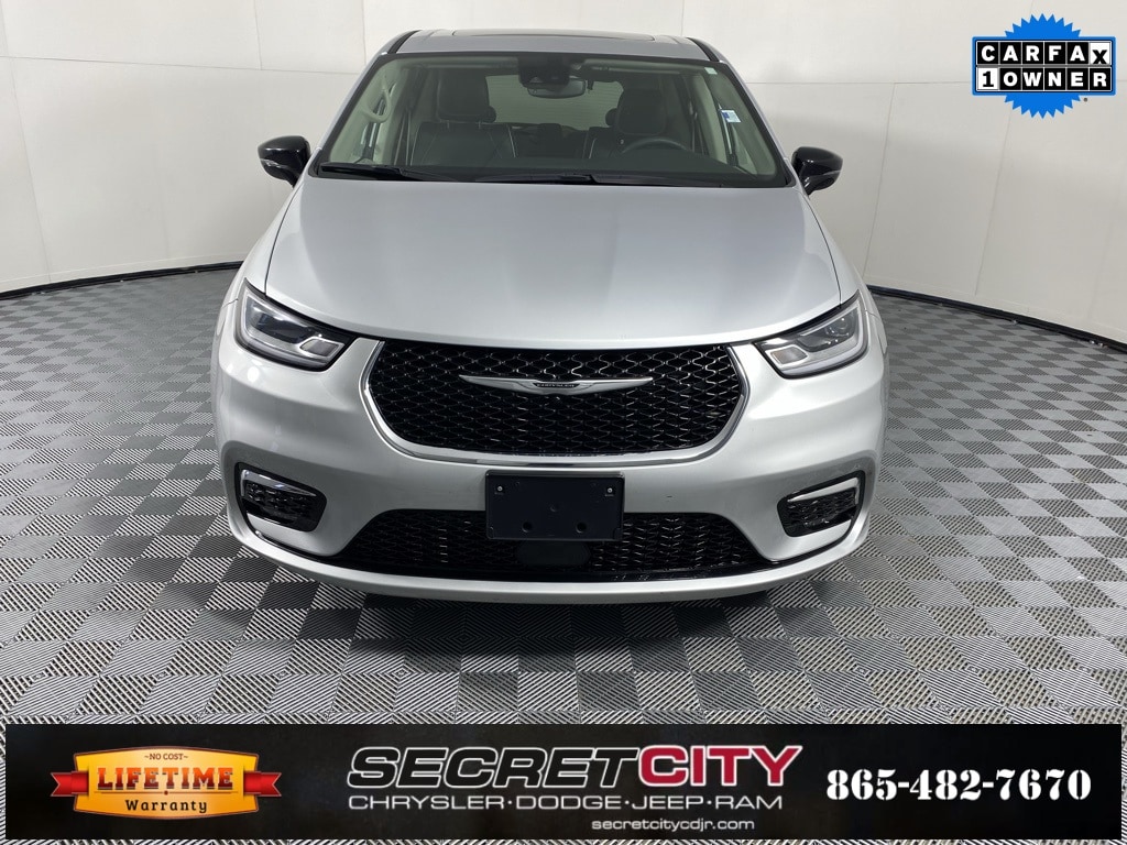 Used 2024 Chrysler Pacifica Limited Minivan/Van