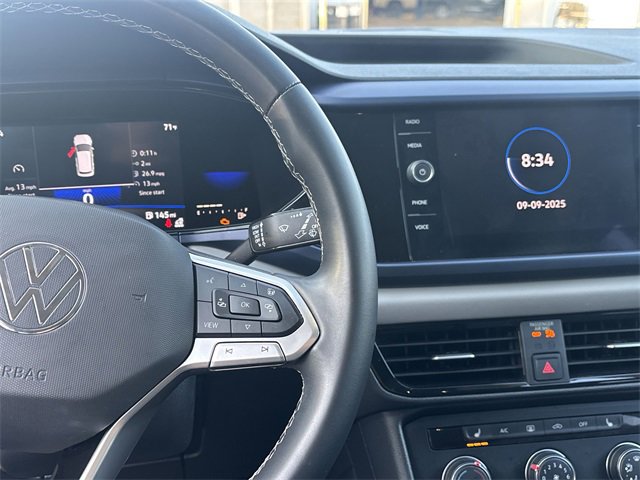 2022 Volkswagen Taos SE photo 2