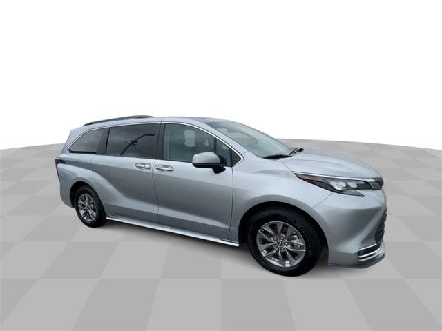 Used 2024 Toyota Sienna XLE with VIN 5TDYRKEC0RS185376 for sale in Seguin, TX