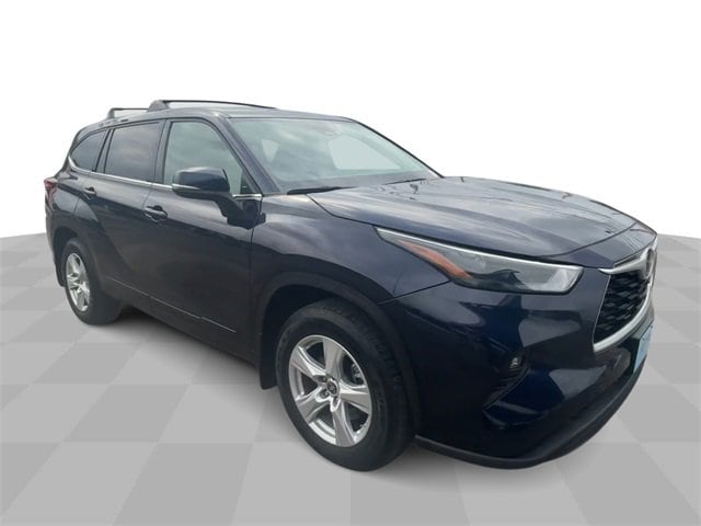 Used 2022 Toyota Highlander LE with VIN 5TDBZRBH2NS588431 for sale in Seguin, TX