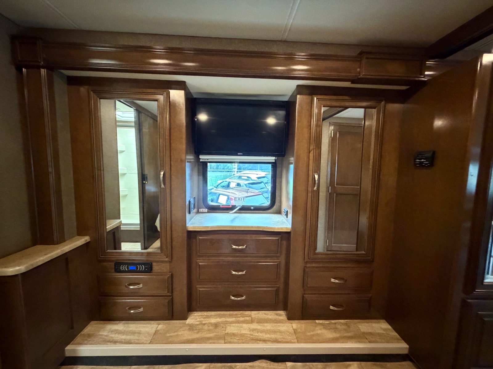 2017 Ford F-53 - Photo 26
