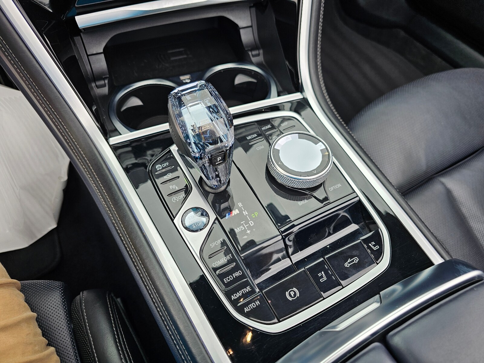 2022 BMW 8 Series M850i - Photo 32