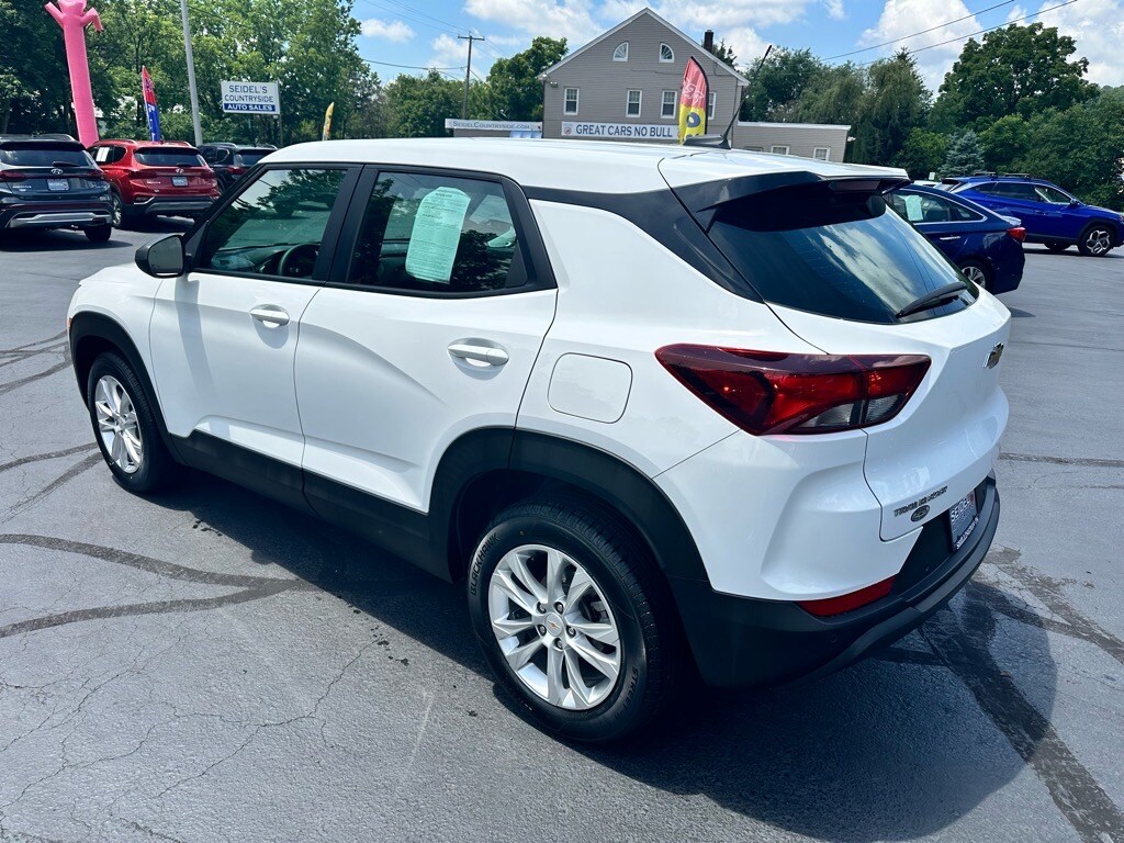 2022 Chevrolet Trailblazer LS photo 2