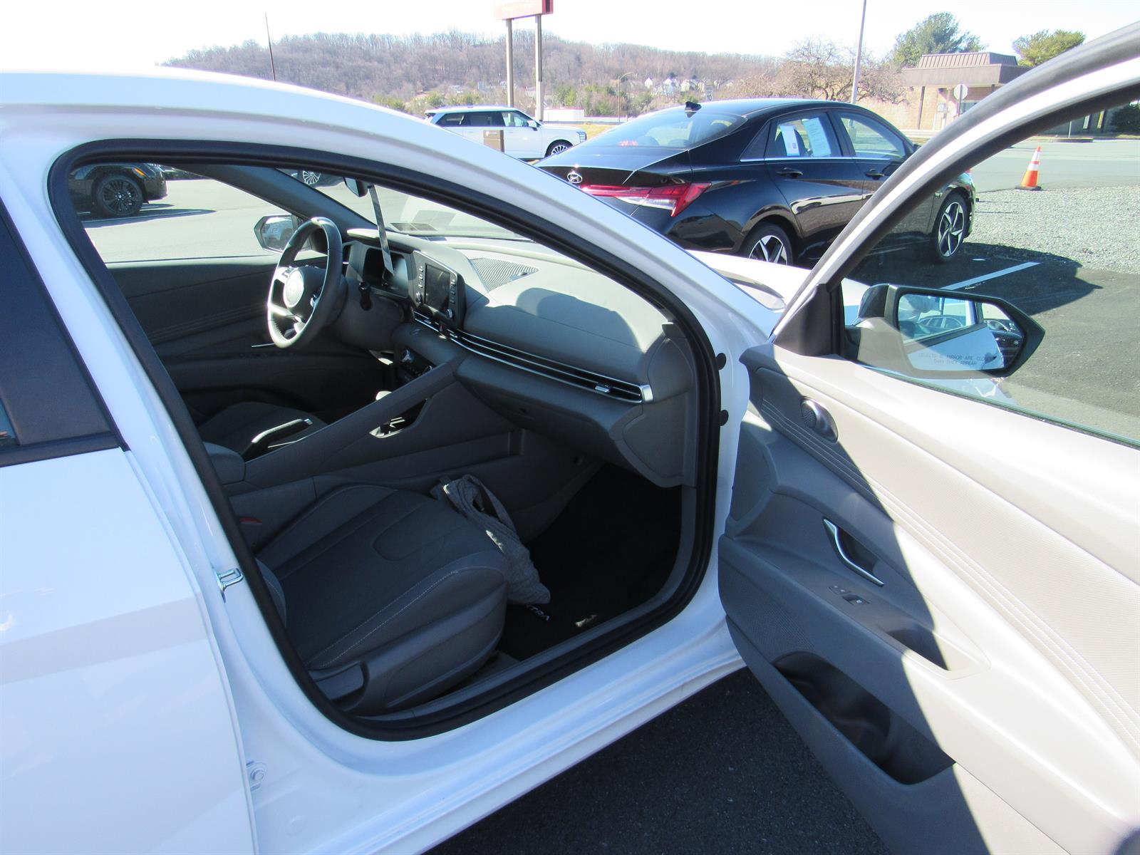 2025 Hyundai Elantra SEL - Photo 17