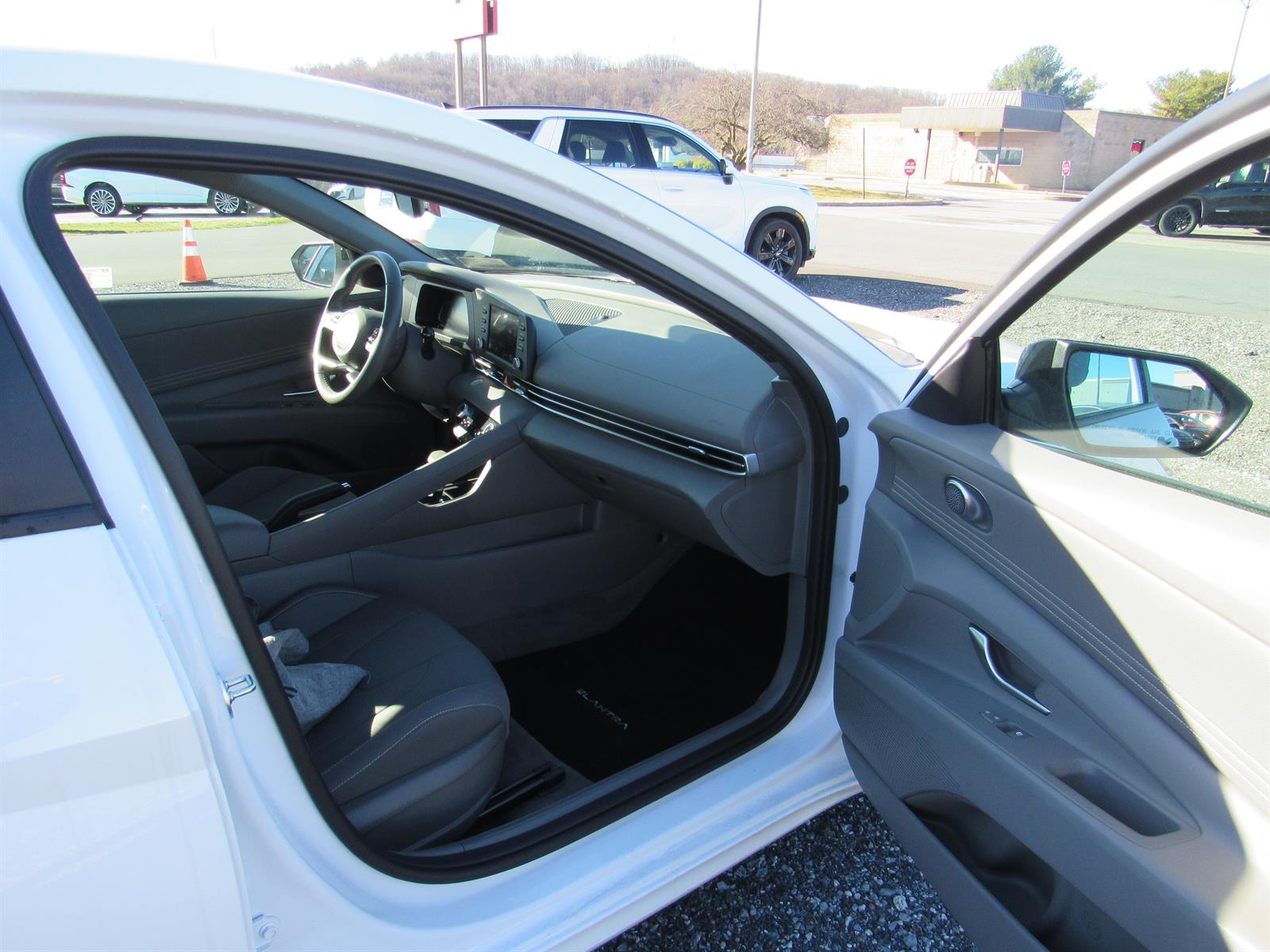 2025 Hyundai Elantra SEL - Photo 17