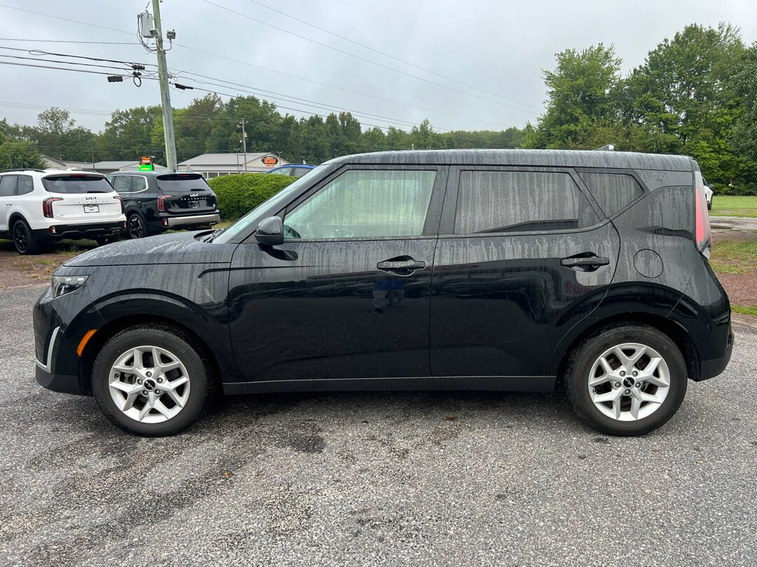 2023 Kia Soul LX S photo 2