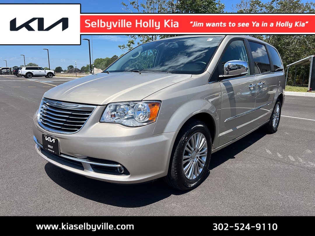 2013 Chrysler Town & Country Touring-L's photo