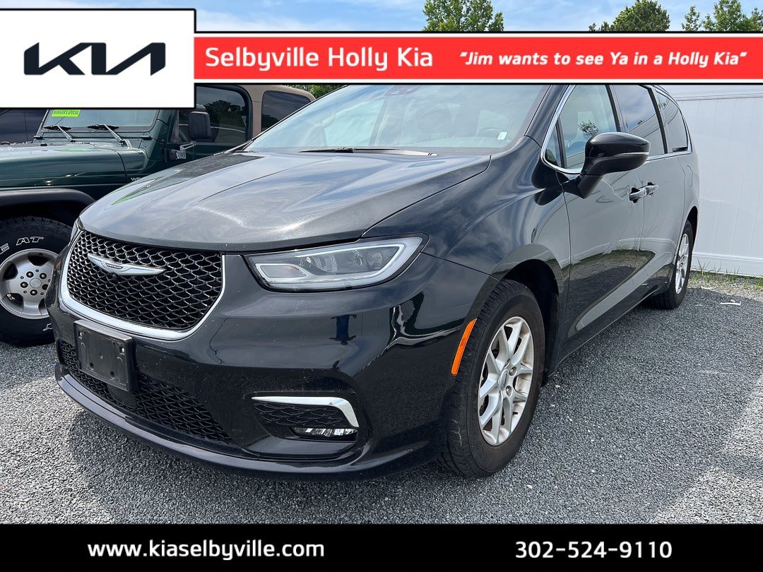 2023 Chrysler Pacifica Touring L's photo