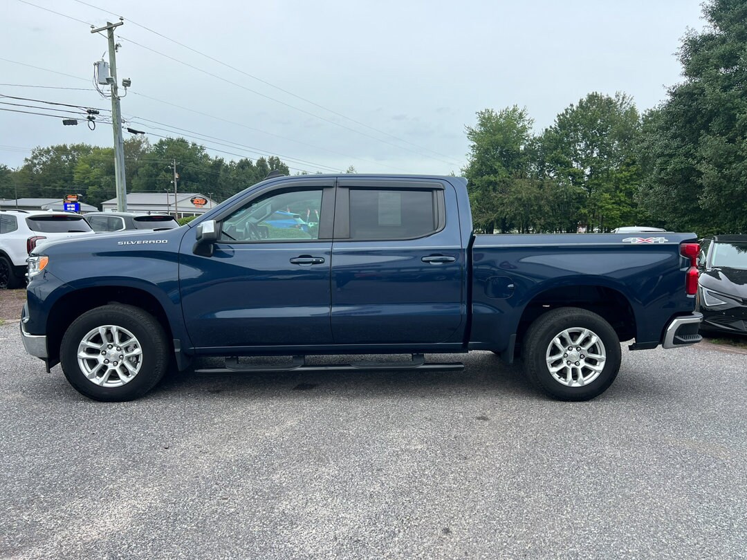 2022 Chevrolet Silverado 1500 LT photo 2