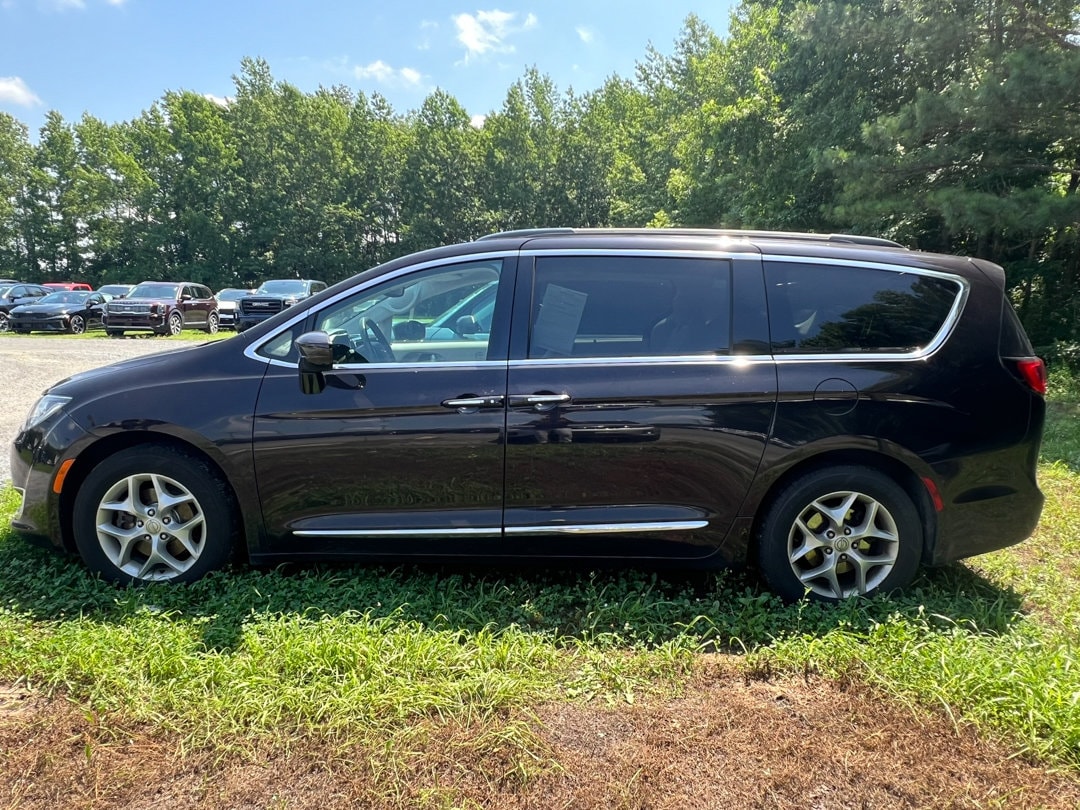 Used 2017 Chrysler Pacifica Touring-L with VIN 2C4RC1BG5HR635666 for sale in Selbyville, DE