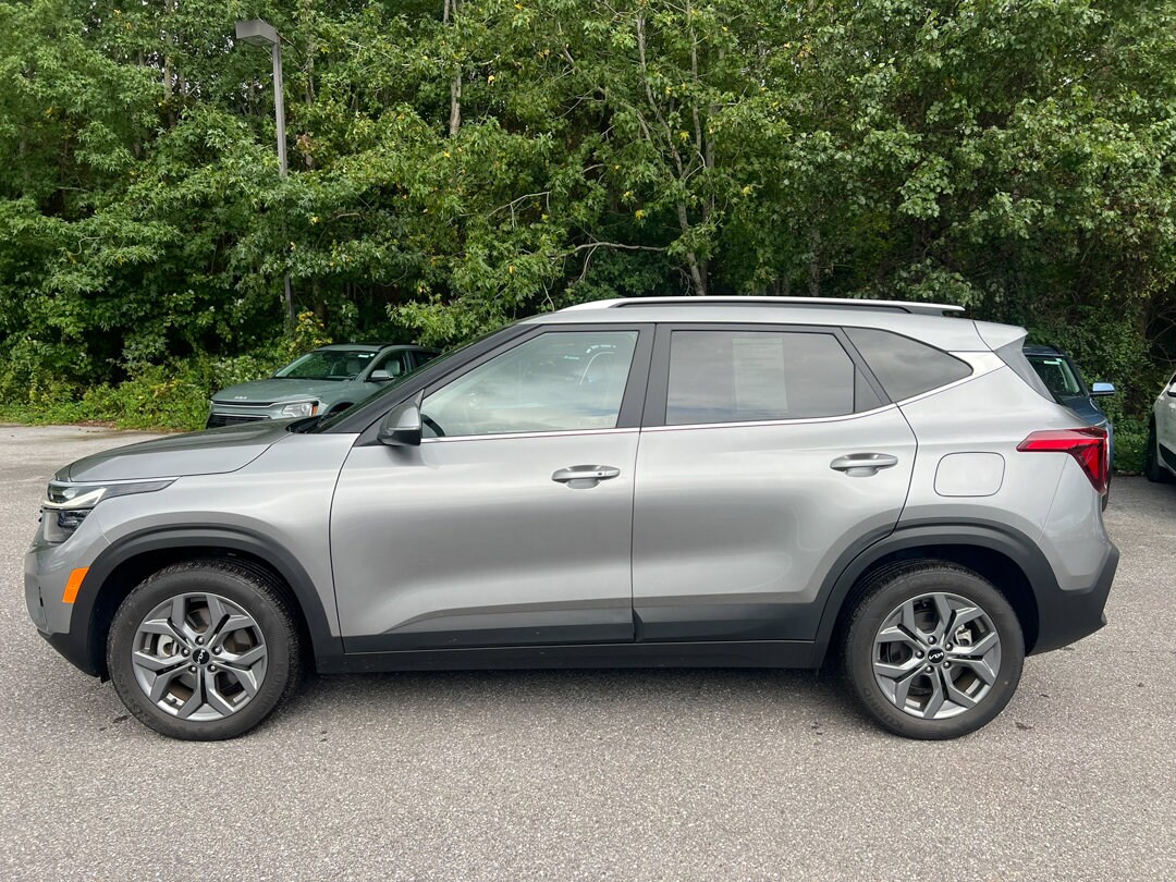 2024 Kia Seltos S photo 2