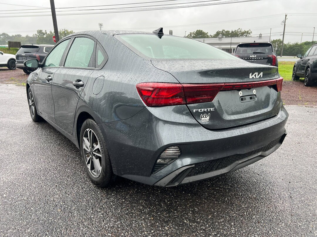 2024 Kia Forte LXS photo 3