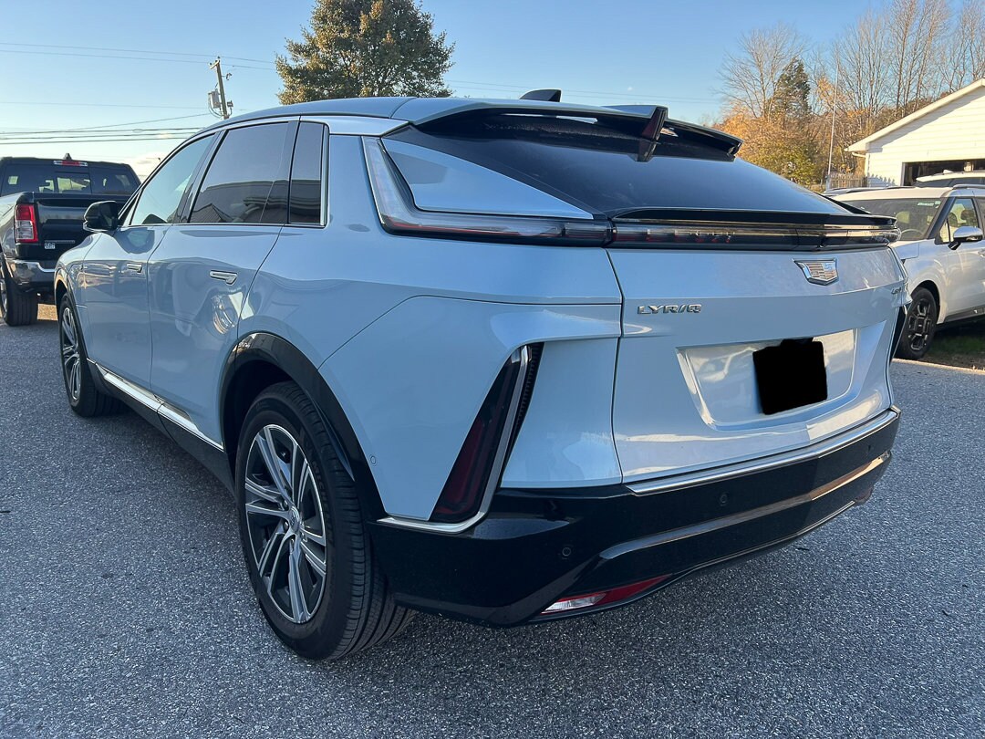 2024 Cadillac Lyriq Luxury photo 3