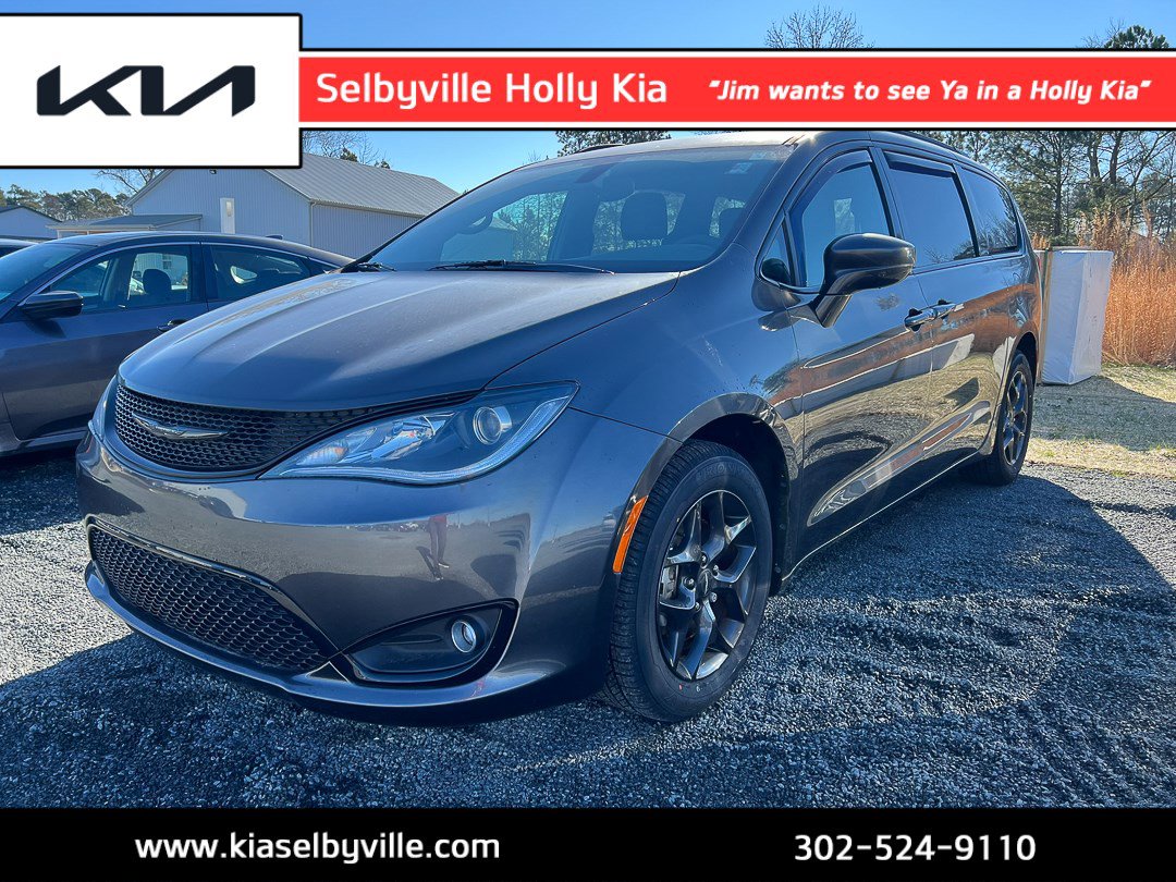 2019 Chrysler Pacifica Touring L's photo