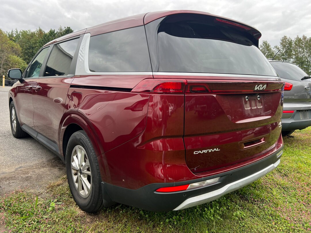2023 Kia Carnival LX photo 2