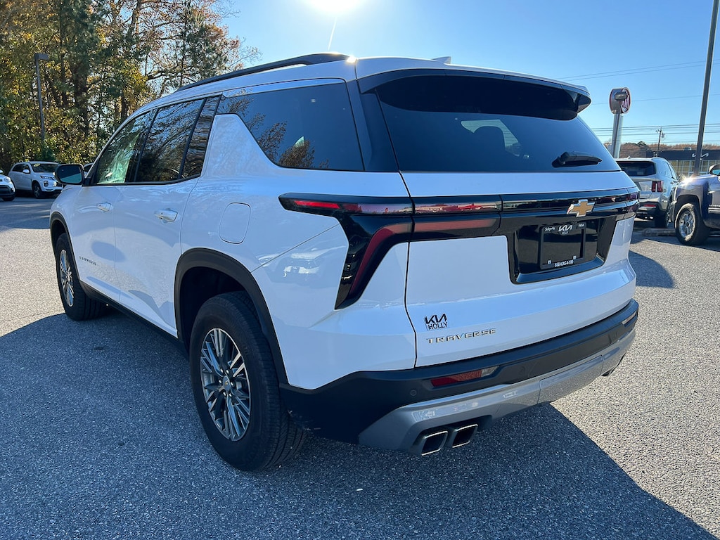 Used 2025 Chevrolet Traverse LT SUV