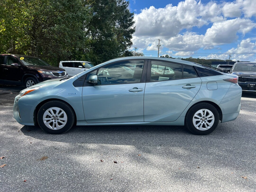 2017 Toyota Prius Four photo 2