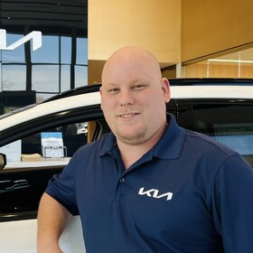 Staff member Kia Certified Service Advisor from ID_378ecf74bf77