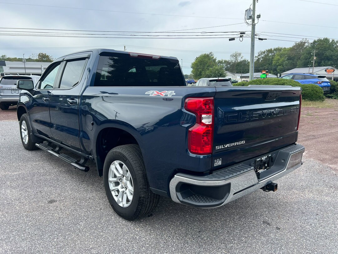 2022 Chevrolet Silverado 1500 LT photo 3