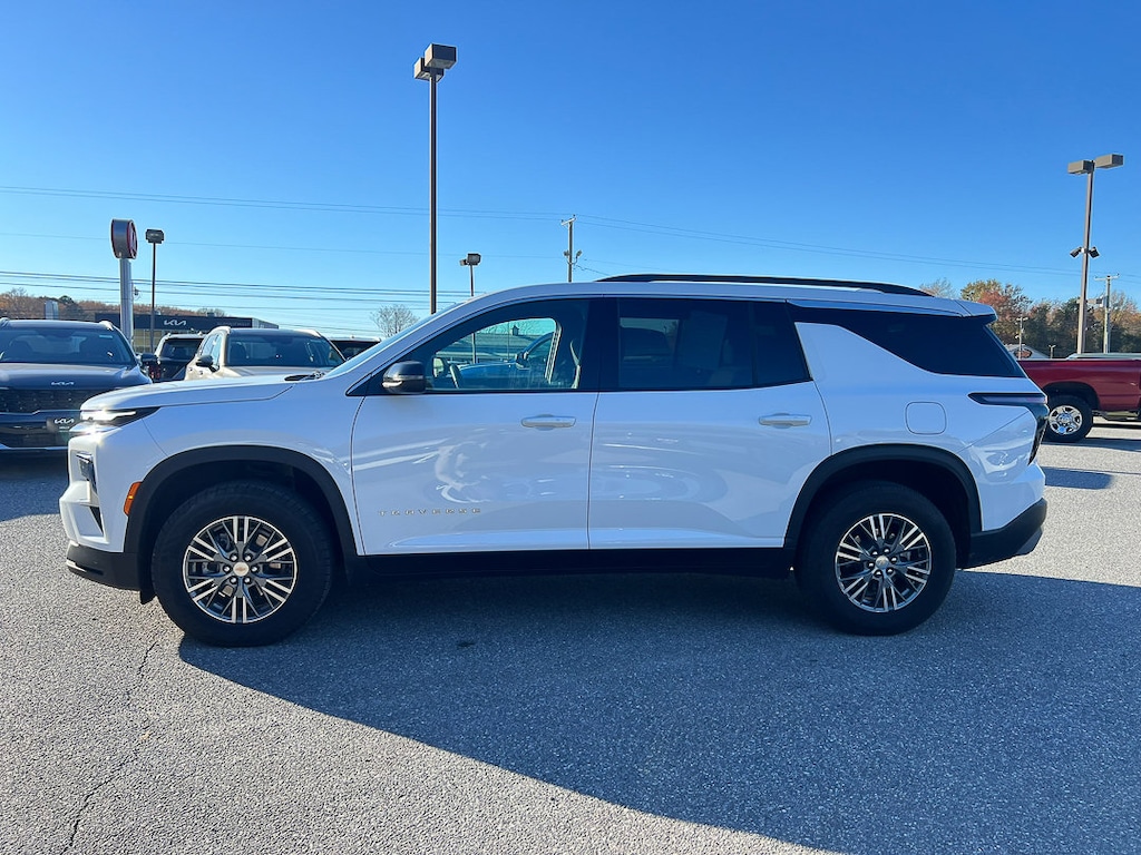 Used 2025 Chevrolet Traverse LT SUV