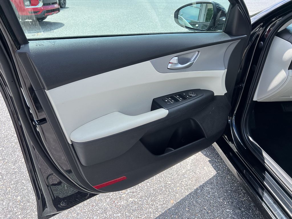 2023 Kia Forte LXS - Photo 10