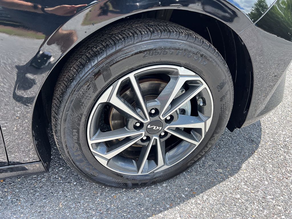 2023 Kia Forte LXS - Photo 7