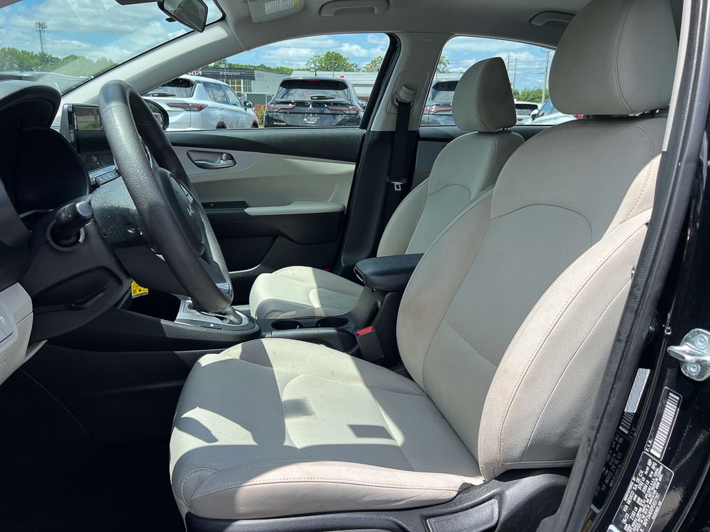 2023 Kia Forte LXS - Photo 11