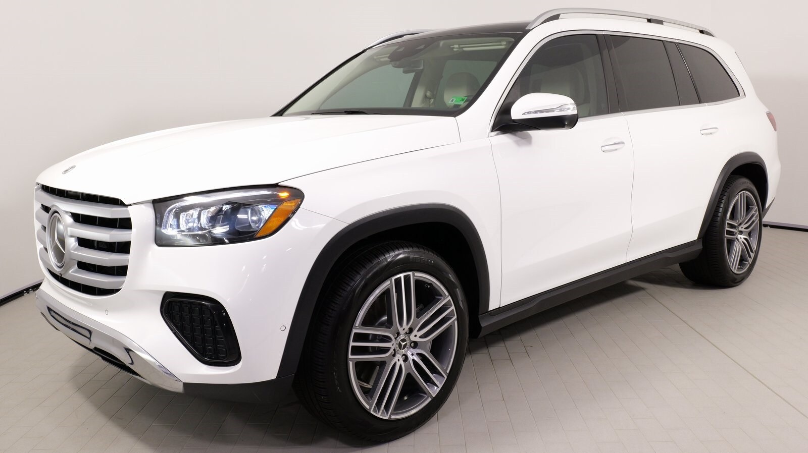 2024 Mercedes Benz GLS 450 photo 2