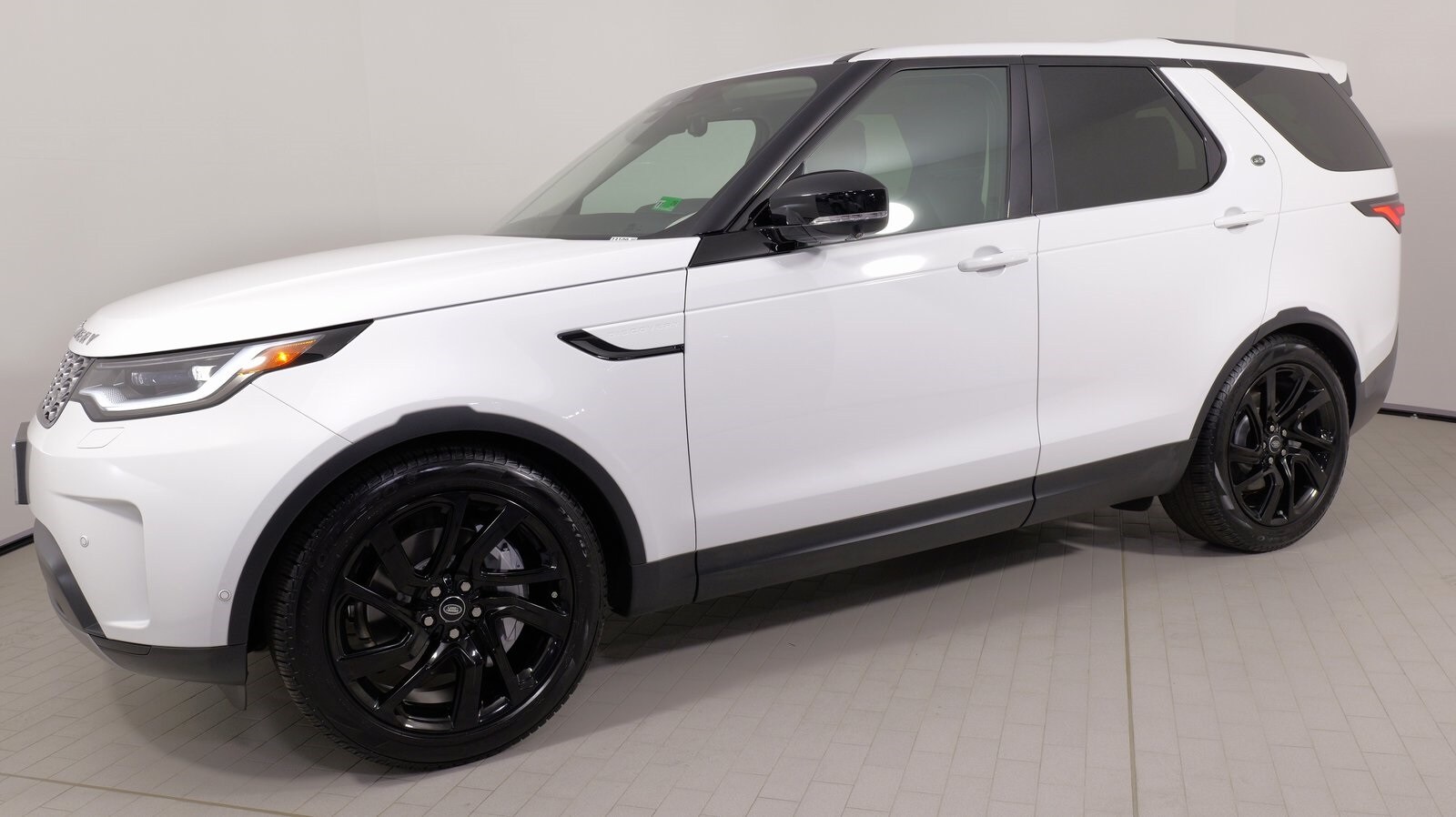2024 Land Rover Discovery S photo 2