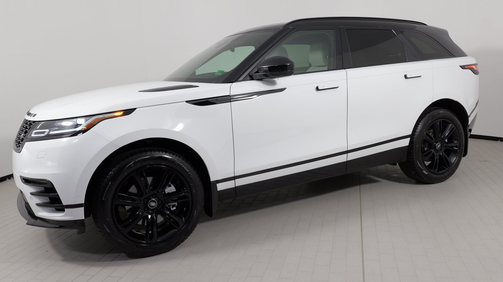 2022 Land Rover Range Rover Velar P250 R-Dynamic S photo 2