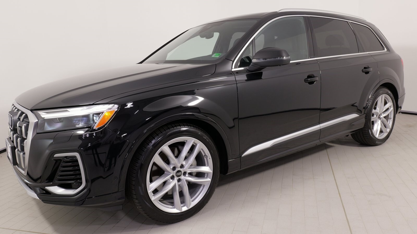 2025 Audi Q7 55 Premium Plus photo 2