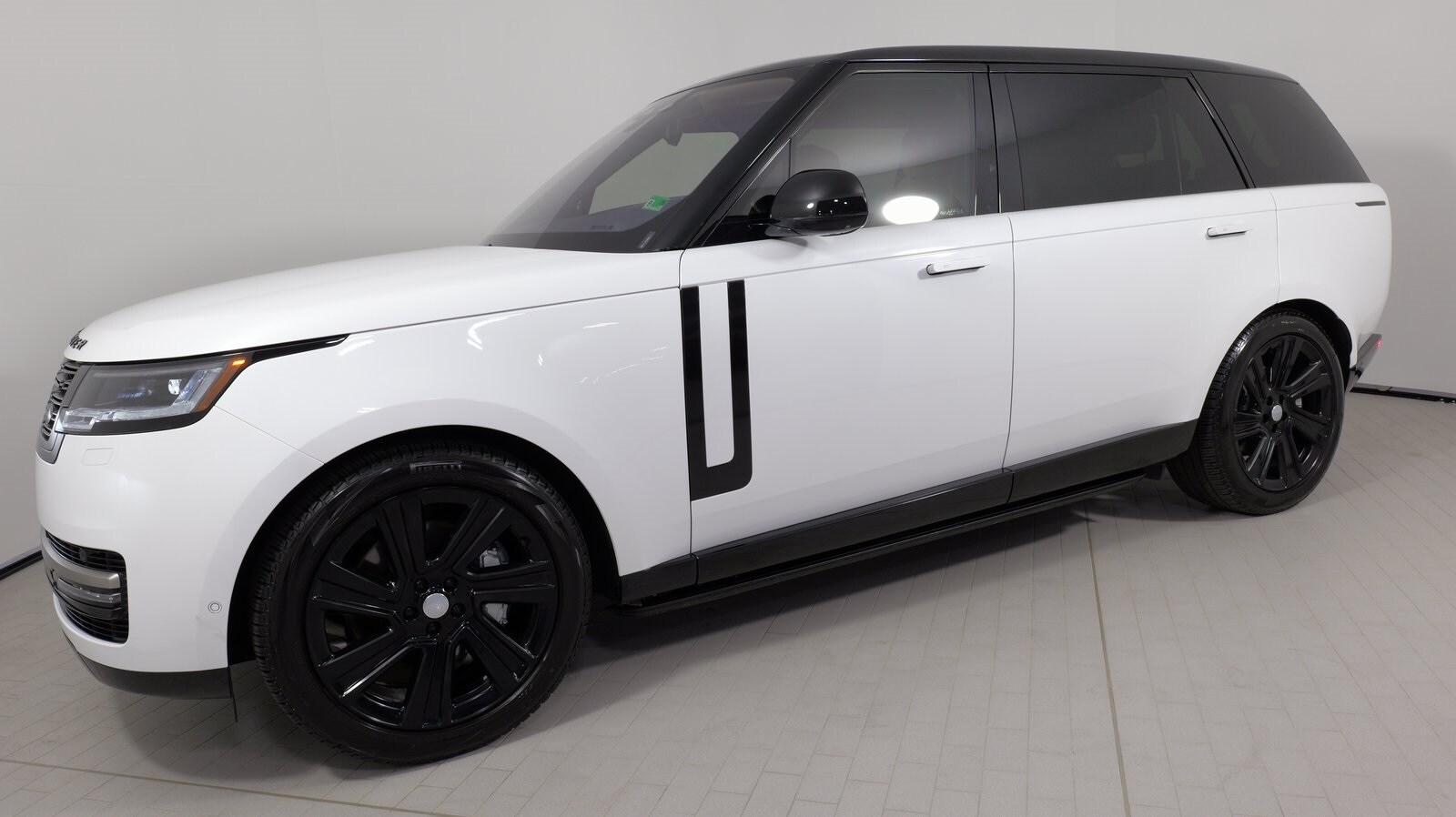 2022 Land Rover New Range Rover SE photo 2