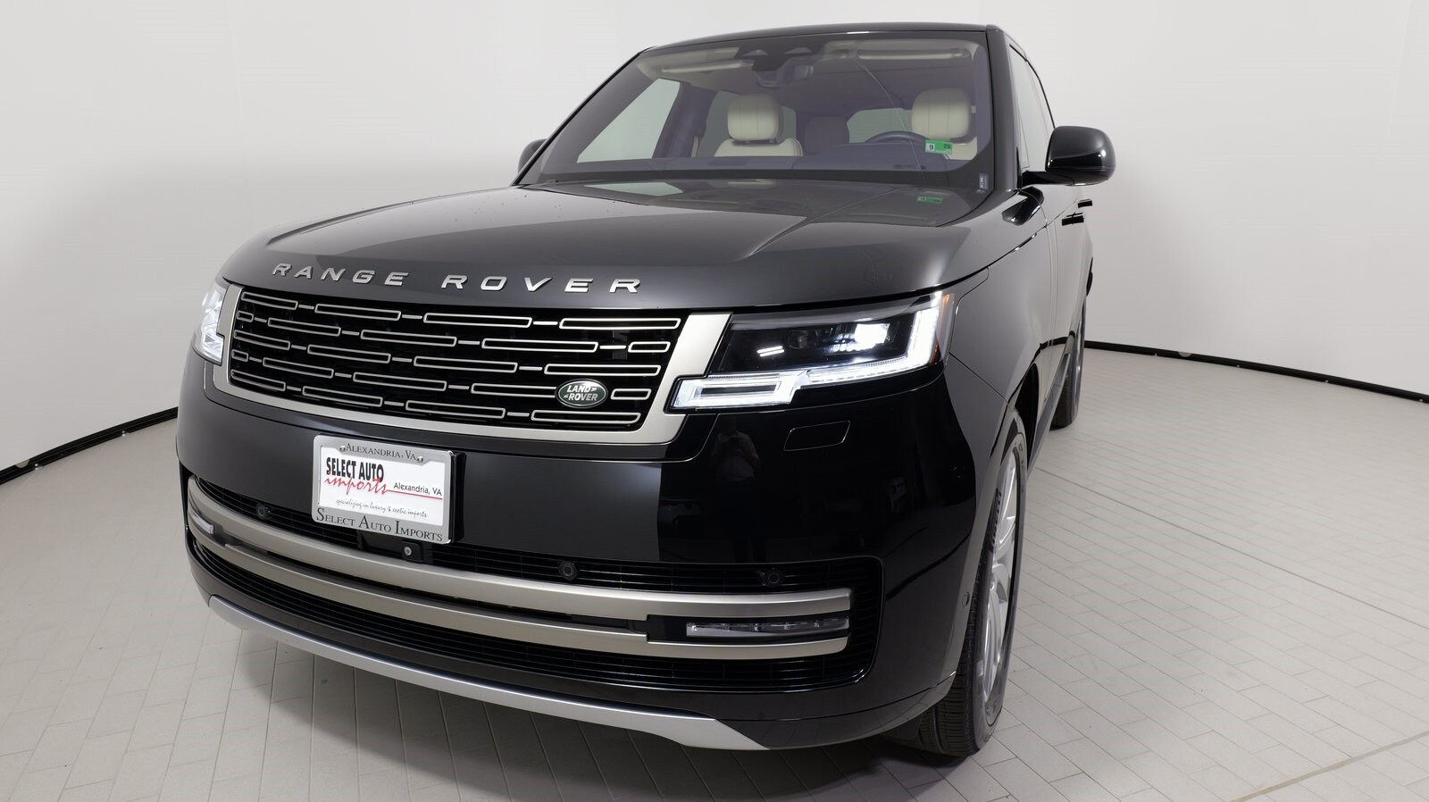 2023 Land Rover Range Rover SE photo 3