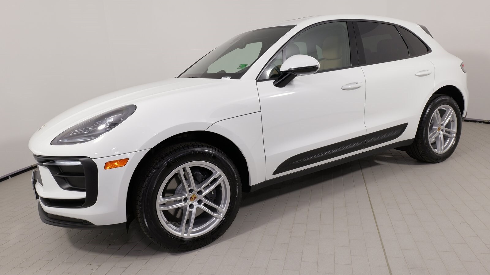 2025 Porsche Macan Base photo 2