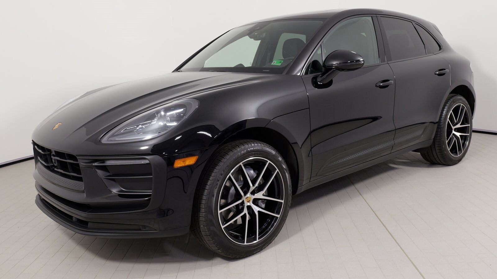 2024 Porsche Macan Base photo 2