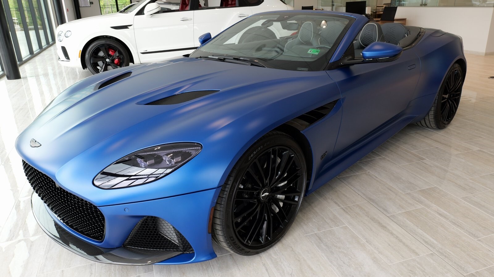 2022 Aston Martin DBS photo 2