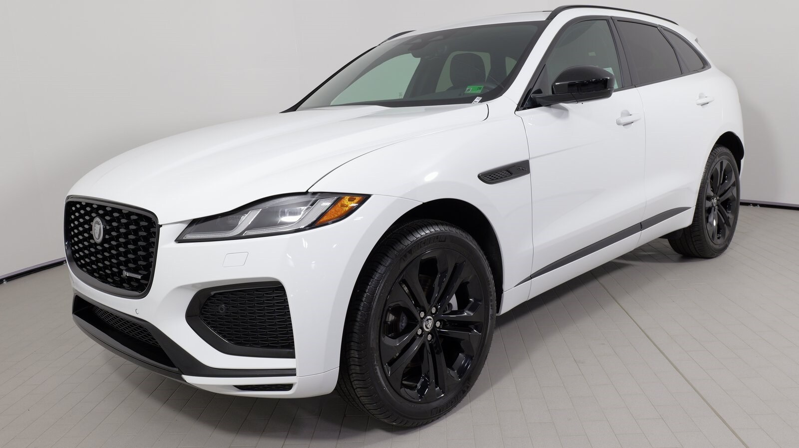 2025 Jaguar F-PACE P250 R-Dynamic S photo 3