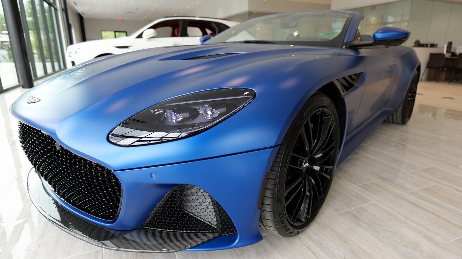 2022 Aston Martin DBS photo 3