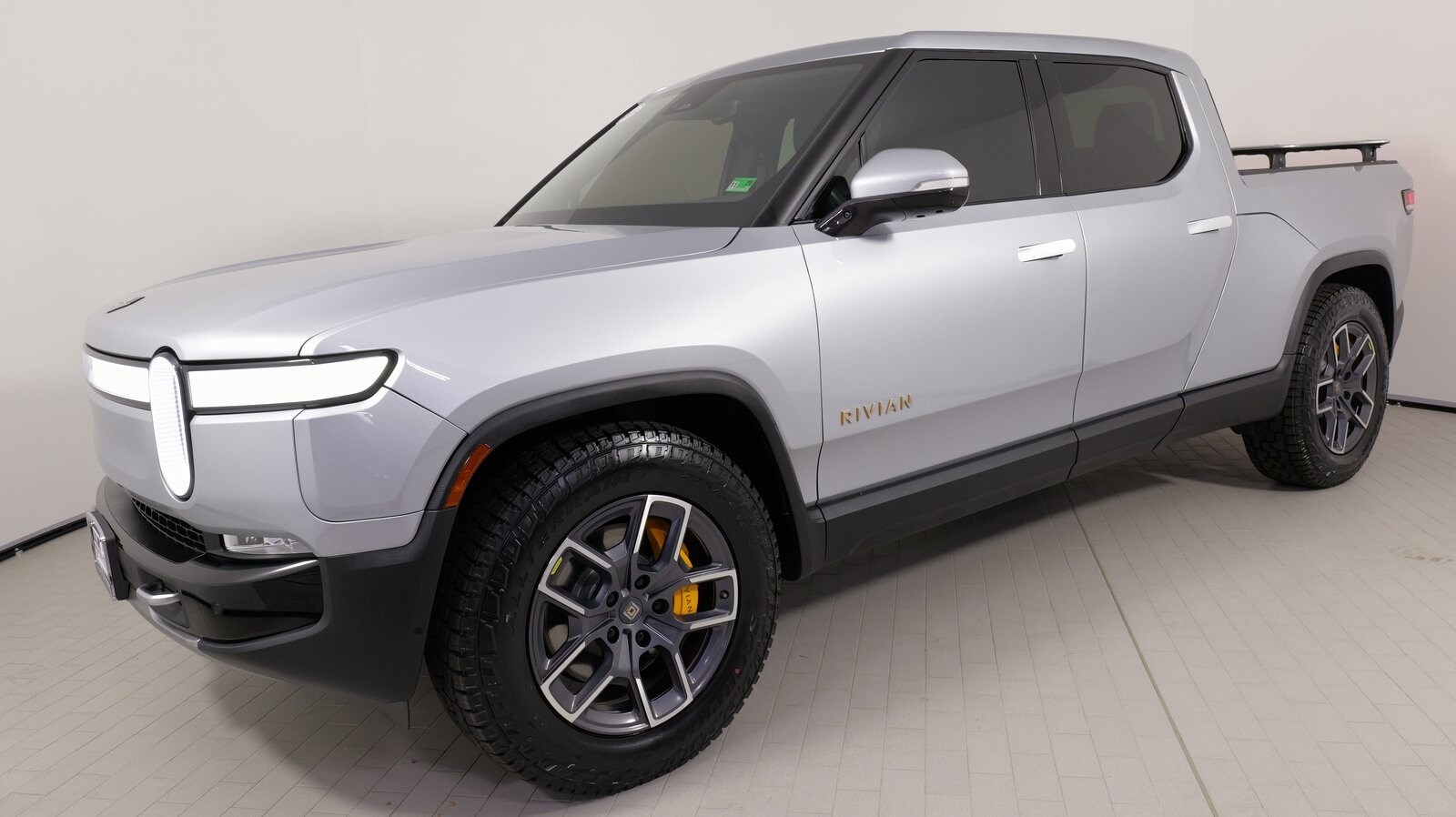 2022 Rivian R1T Adventure photo 2