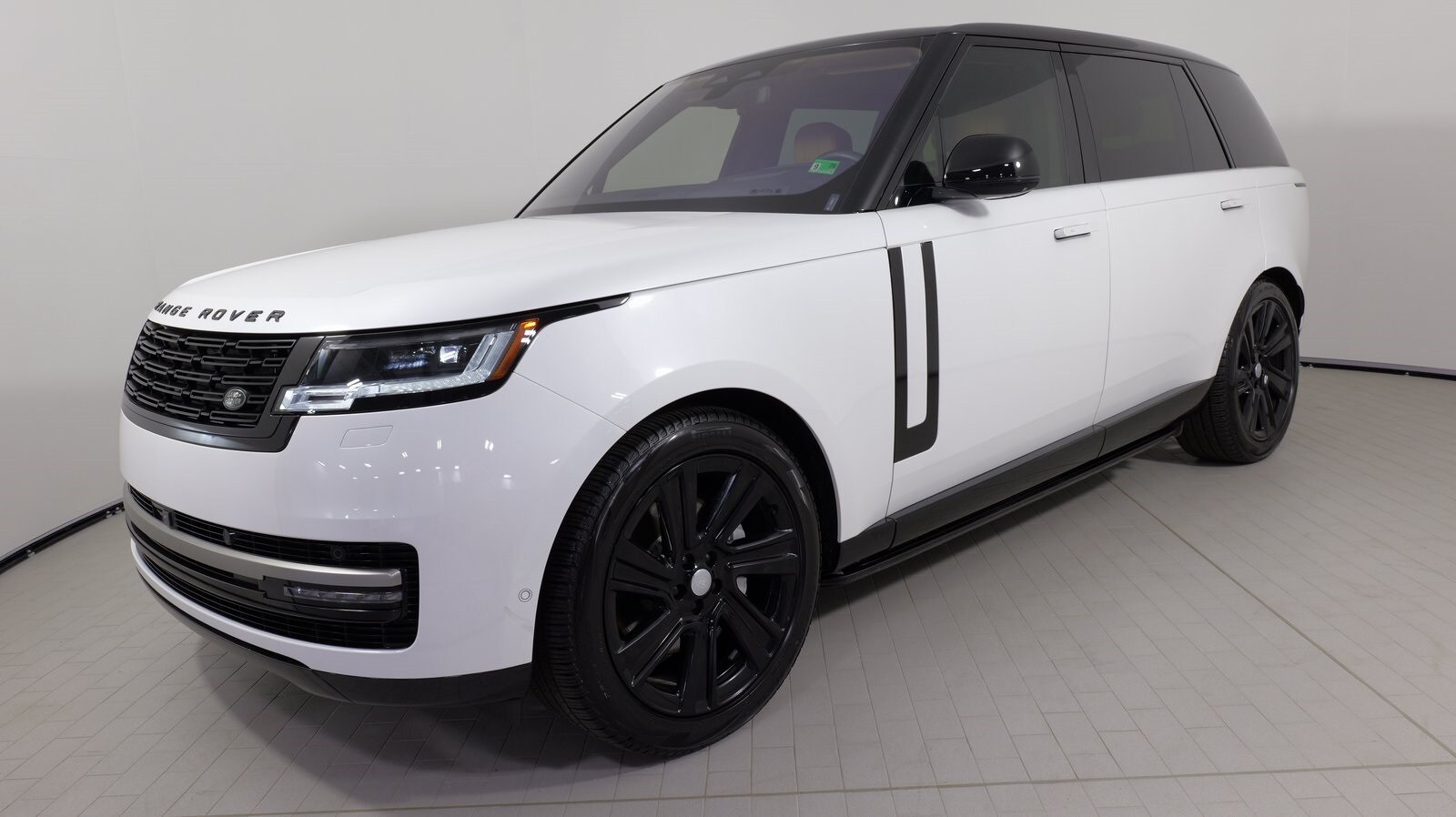 2022 Land Rover New Range Rover SE photo 3
