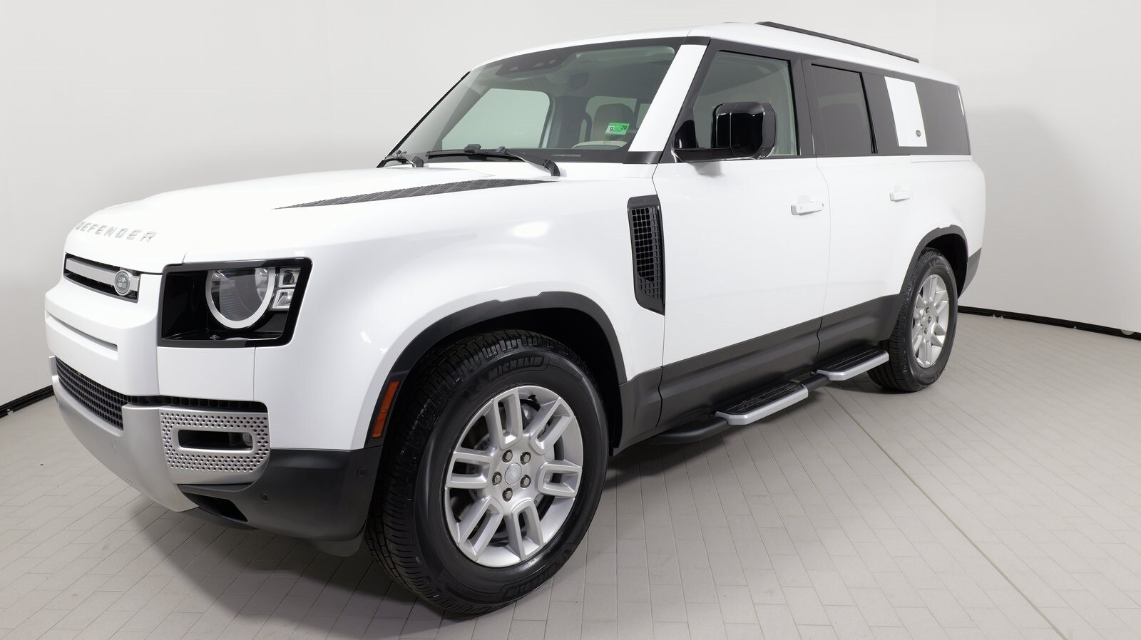 2023 Land Rover Defender S photo 2