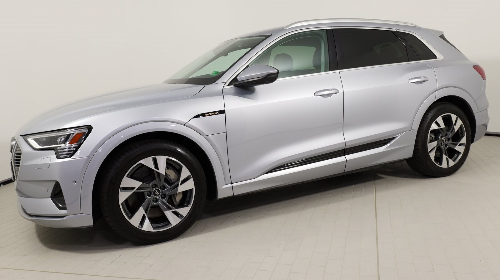 2022 Audi e-tron Premium Plus photo 2