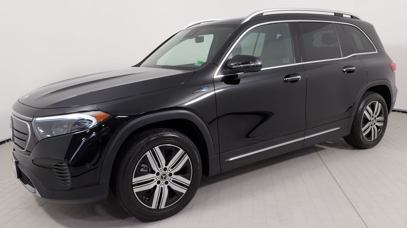 2022 Mercedes Benz EQB 300 4MATIC photo 2