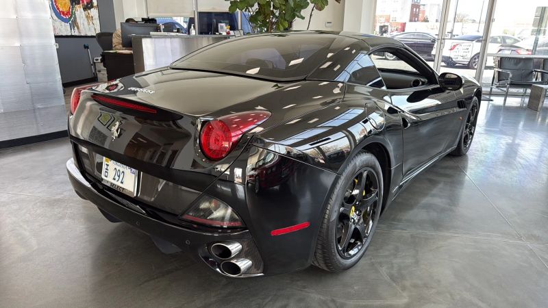 2010 Ferrari California Base - Photo 6