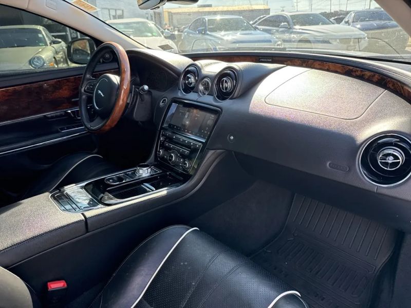 2019 Jaguar XJ R-Sport - Photo 24