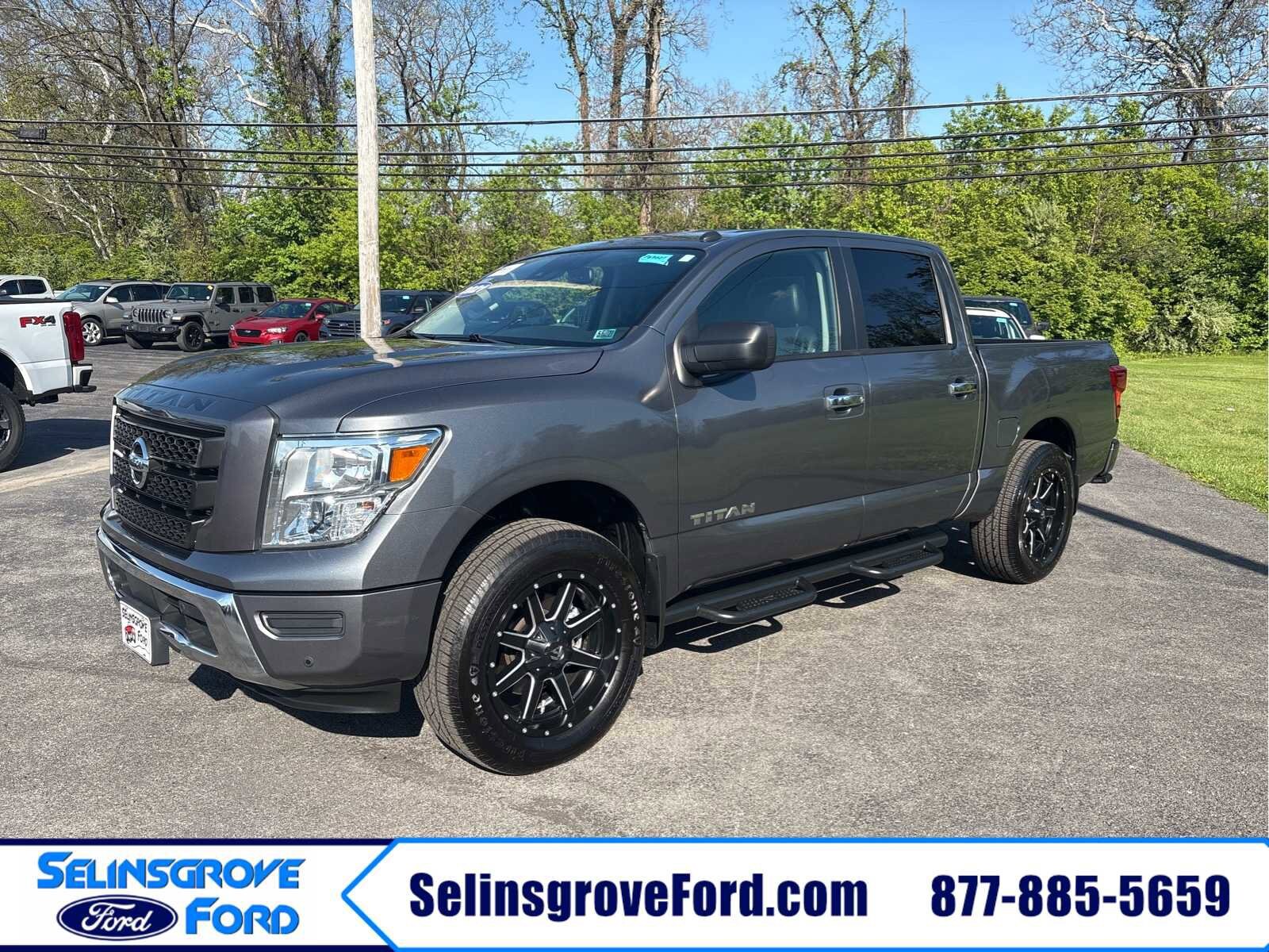 2021 Nissan Titan SV 4X2 Crew Cab's photo
