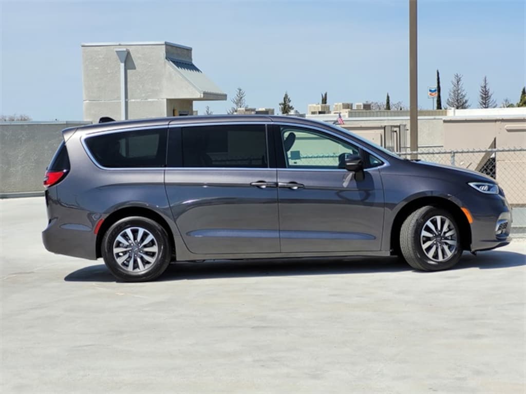 New 2023 Chrysler Pacifica Hybrid Touring L Minivan/Van