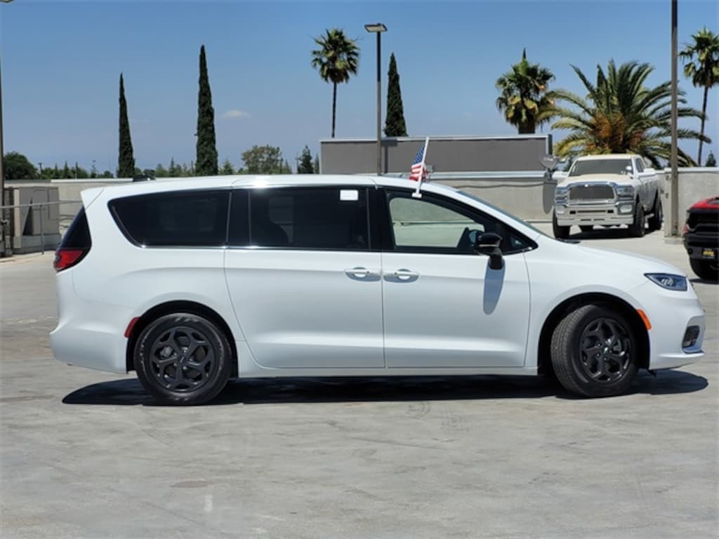 New 2023 Chrysler Pacifica Hybrid Limited Minivan/Van