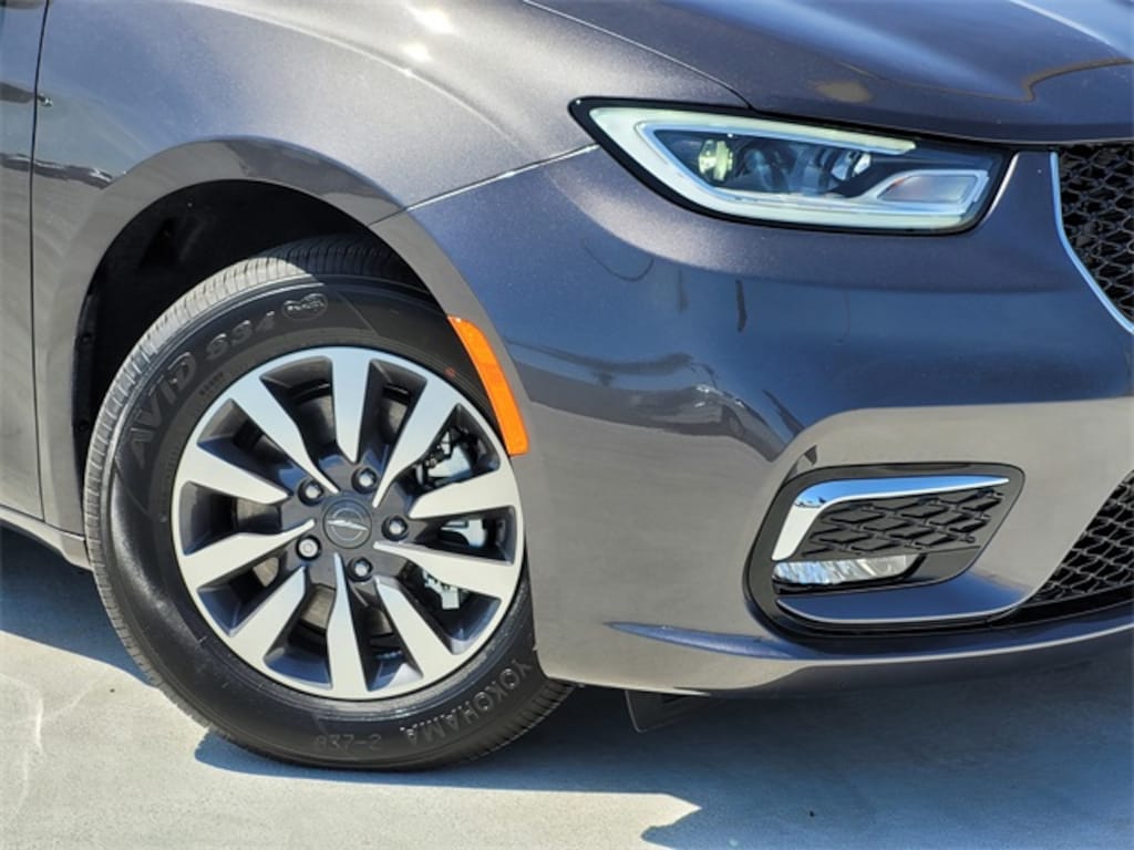 New 2023 Chrysler Pacifica Hybrid Touring L Minivan/Van