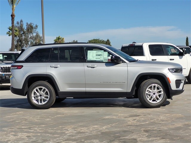 2025 Jeep Grand Cherokee Laredo photo 3